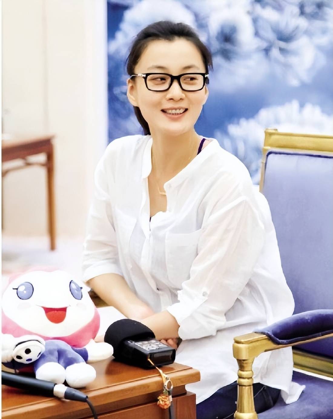 徐梵溪:没有婚姻,也没有孩子,男友花5亿娶李小冉,她独自绽放