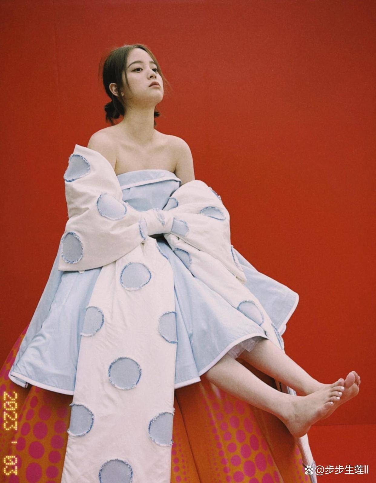 甜美治愈的笑容,欧阳娜娜光脚写真集!