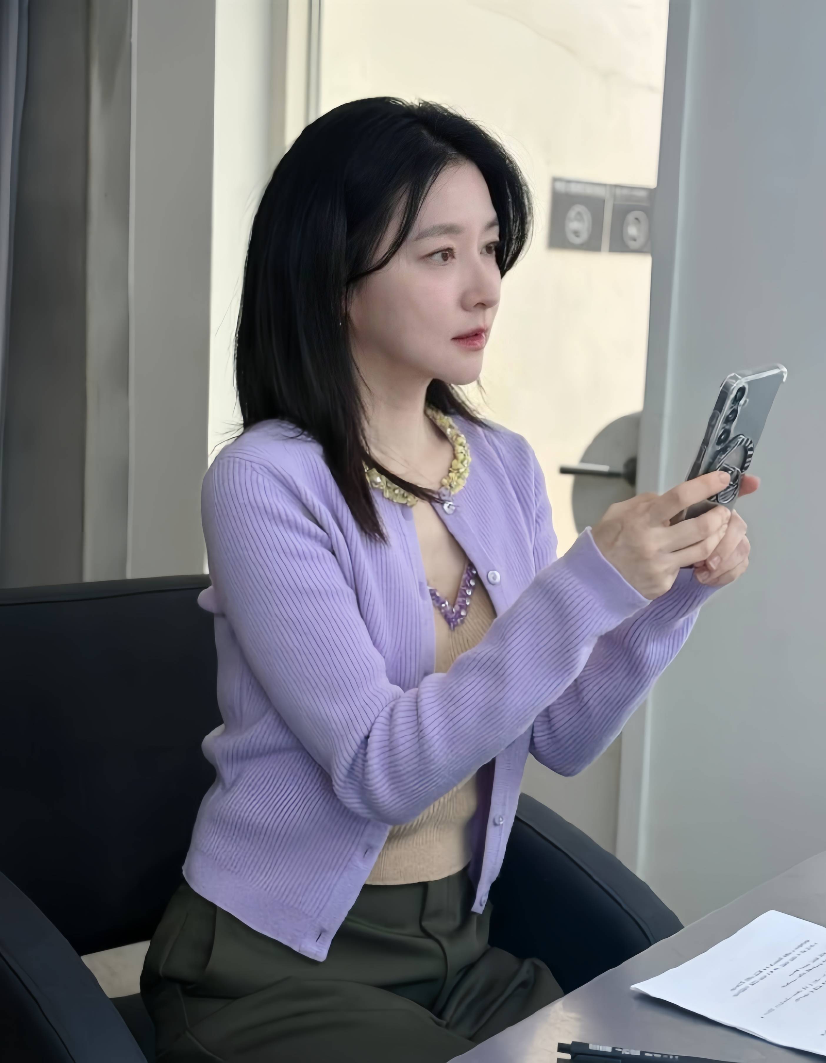 54岁李英爱近况,豪宅摘菜如少女,身材纤细皮肤白嫩,太会保养了