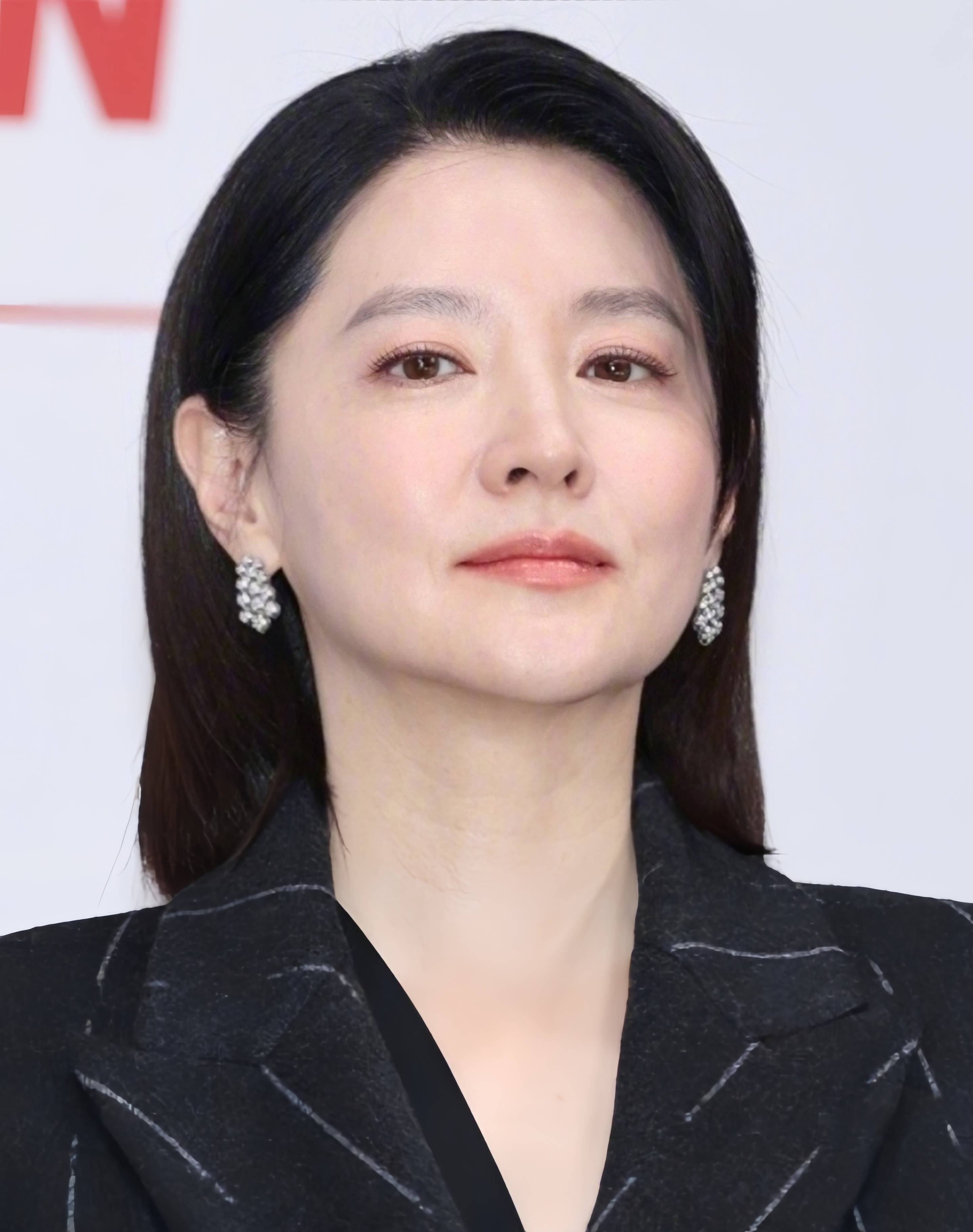 54岁李英爱近况,豪宅摘菜如少女,身材纤细皮肤白嫩,太会保养了