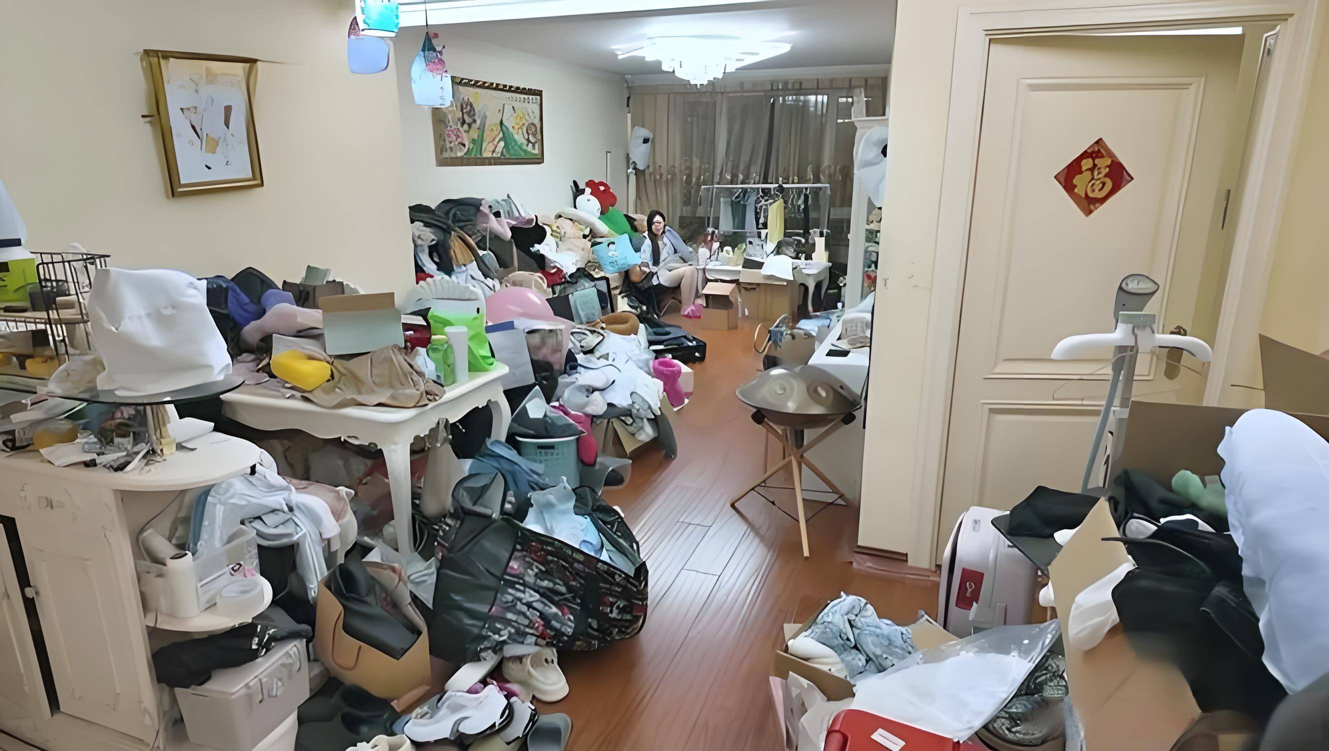 房间凌乱,情绪失控镜头里,管乐的房间乱到令人惊讶,衣服随意堆在一边