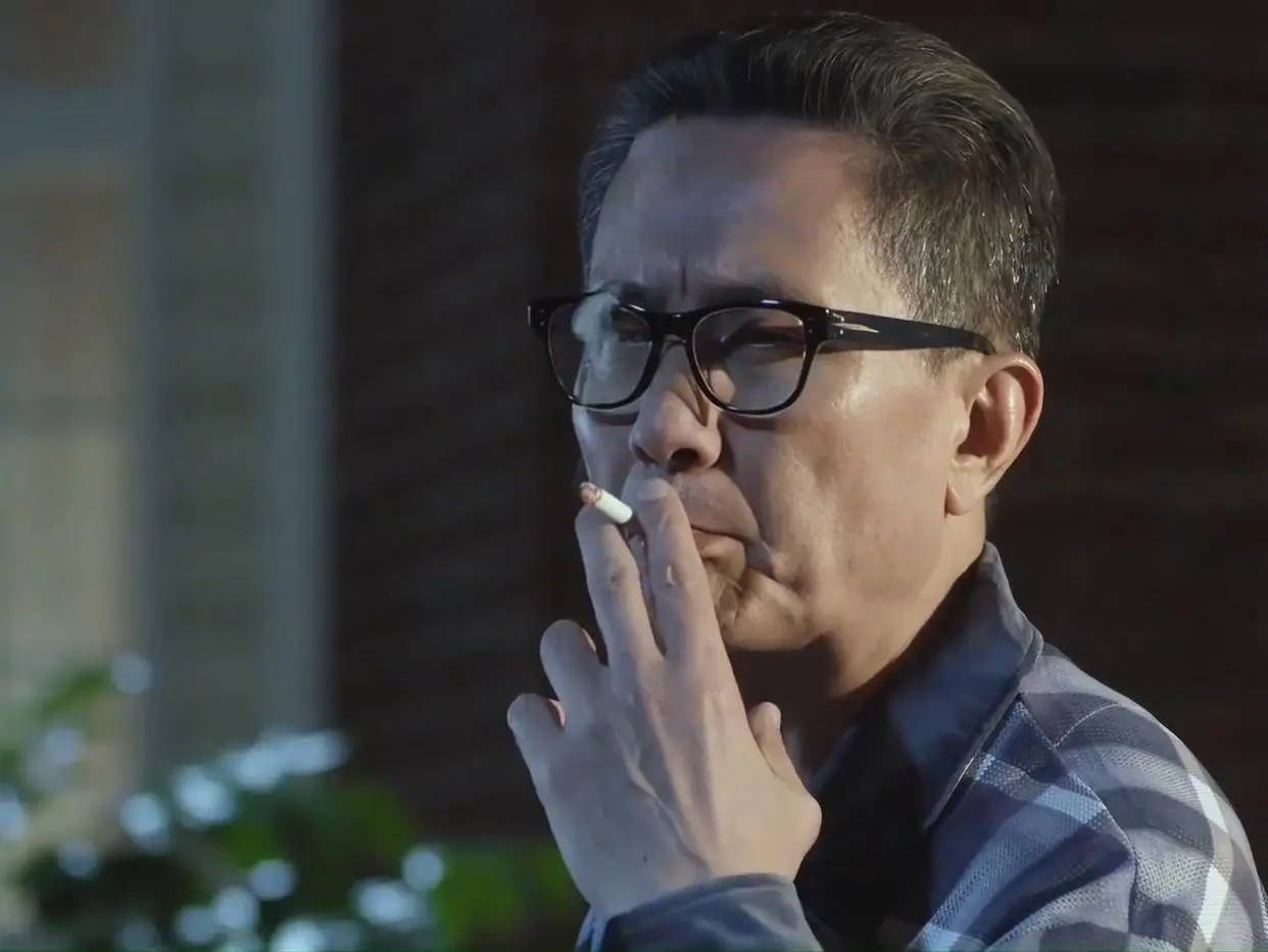 "三流演员"张志坚:62岁才大火,娶忠实粉丝为妻,活成一股清流