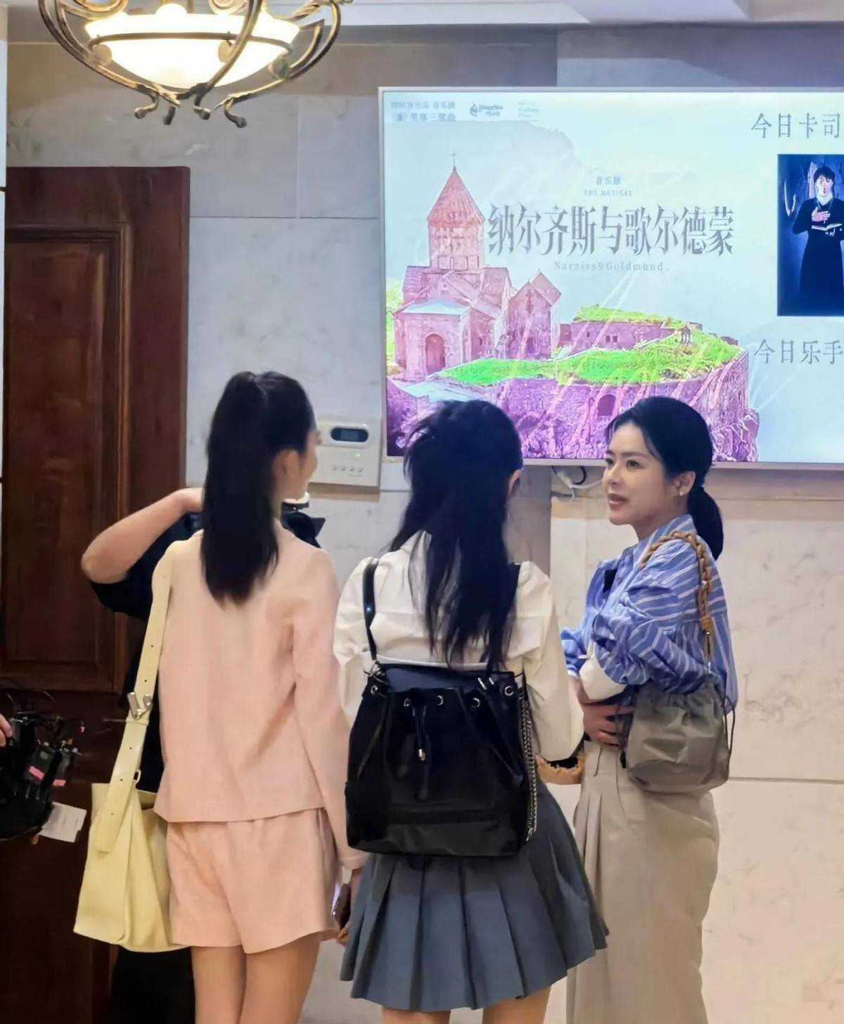 陈辰忙里偷闲去看老公余笛的歌剧脸小下巴弯个矮与台上反差大