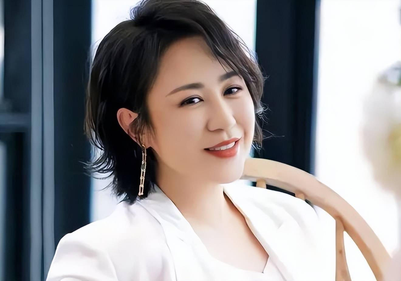 马丽票房破百亿,影史首位女演员!她是如何逆袭的?