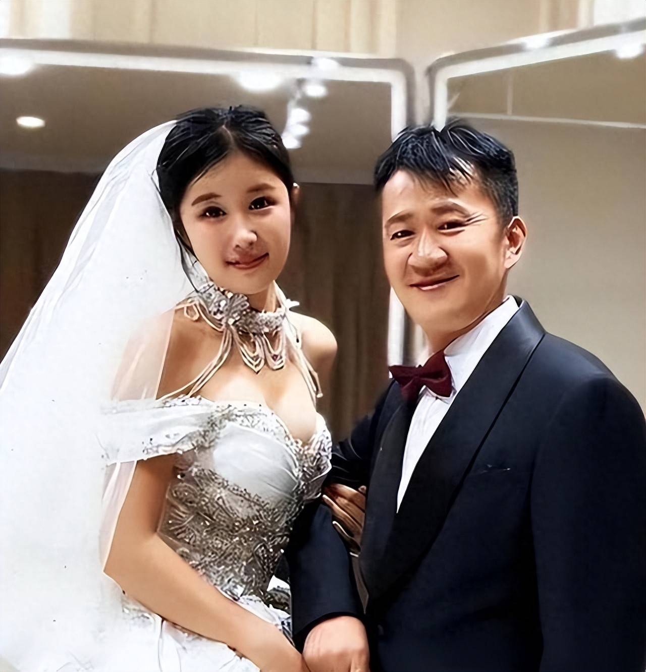 更令人可笑的是婚后不久李嘉明就发了个视频说老婆失踪了搞得像