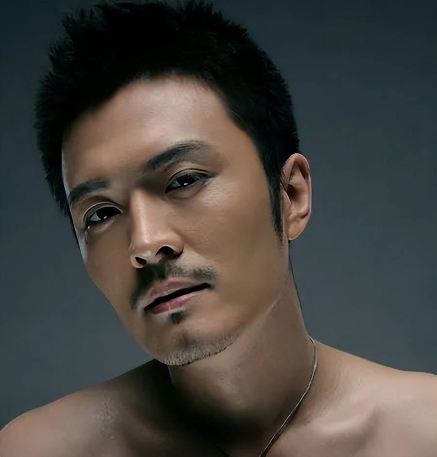 演员于小伟:与高圆圆恋爱,出道多年不火,娶平凡妻子也幸福