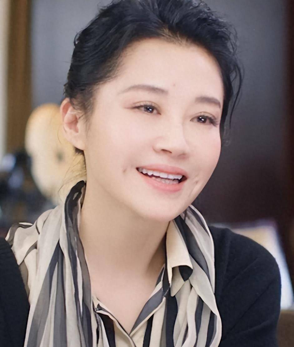 叫"许晴的风情万种",撩了20年,却被3个油王绊住脚