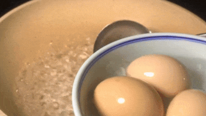 自己在家里做荷包蛋时,我们首先把鸡蛋打进一个小碗里,然后在小碗里