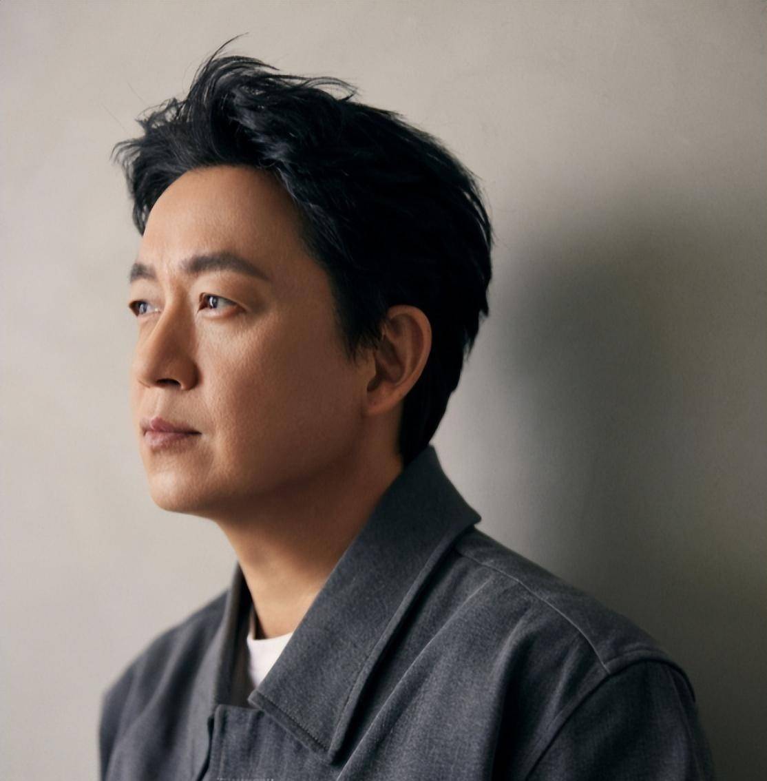 衣着简单但是整个人充满阳光活力又帅气神态颜值随爸爸潘粤明