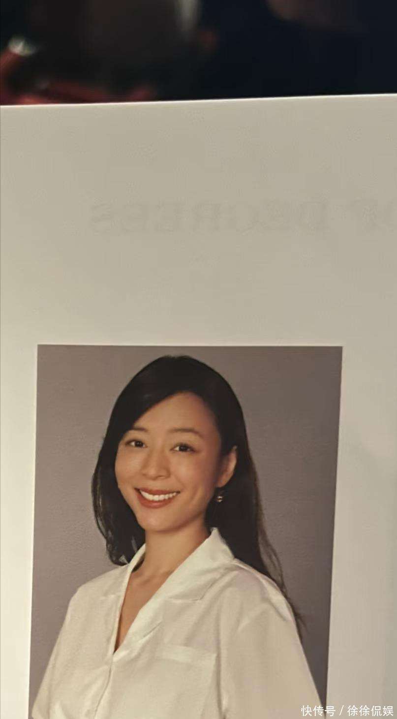 低调的张静初终于分享毕业照!其实网友早就路透了她的毕业典礼