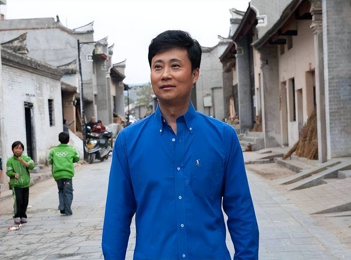 耿为华和郑佳离婚8年后:一个51岁依旧单身,一个37岁二婚入围城