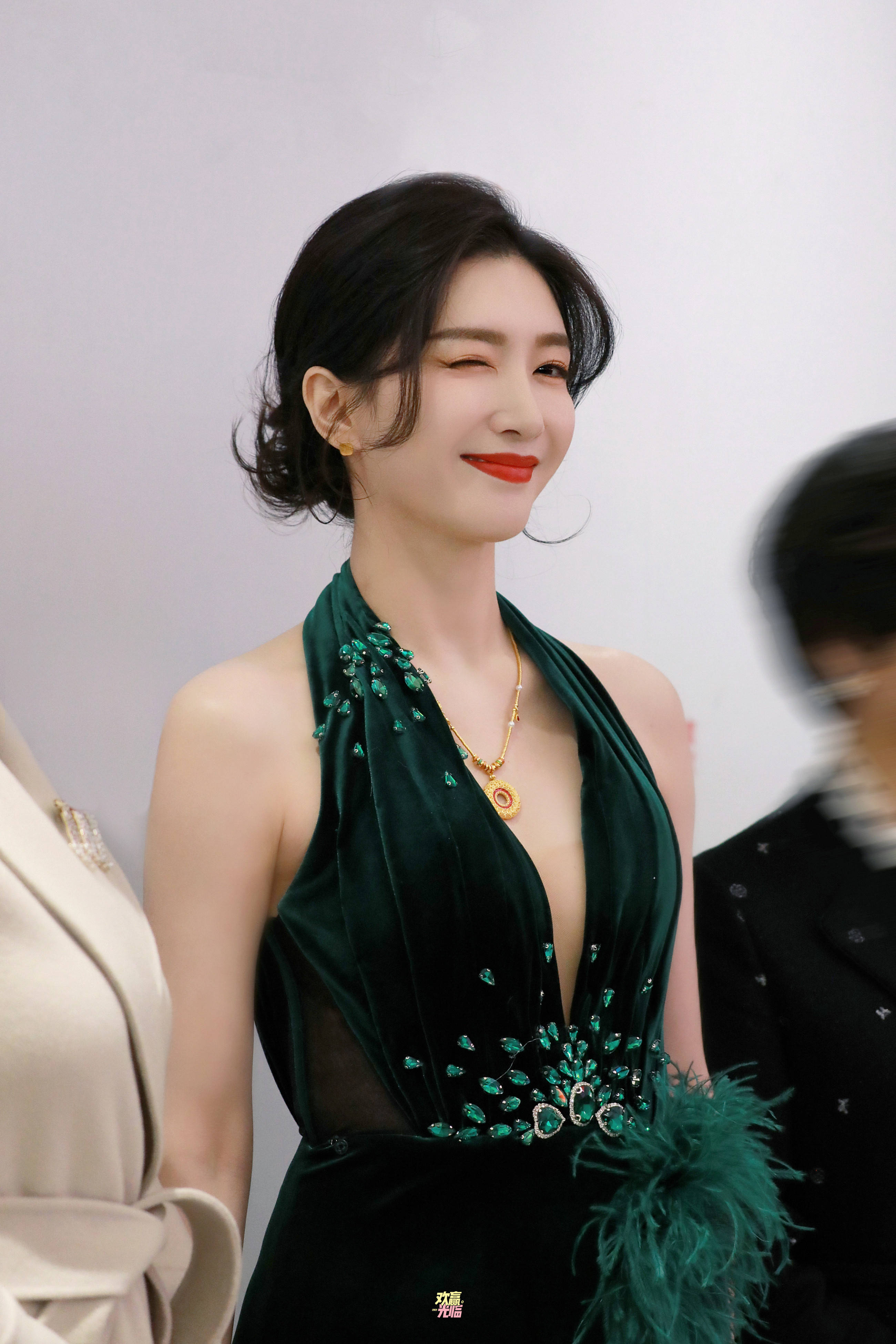 江疏影深 v 礼裙天鹅颈与曲线珠宝店的女人味盛宴