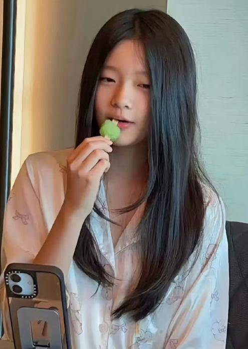 大s女儿玥儿美到认不出!11岁颜值抢镜,长相与妈妈如复制黏贴
