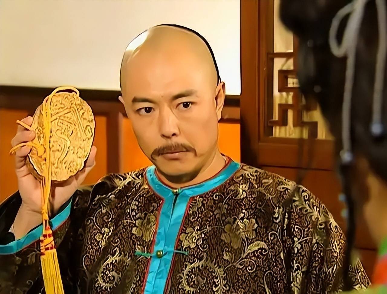 年近古稀,双腿包扎瘫在轮椅的张铁林,成为观众的"笑料"
