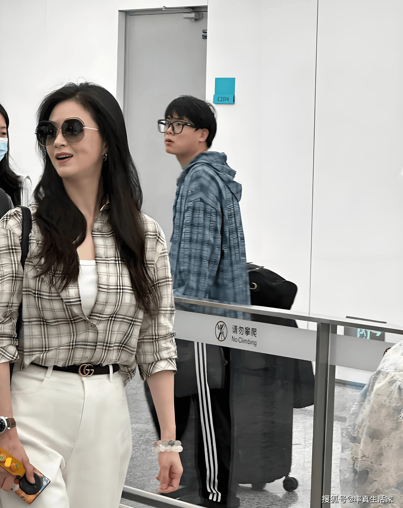 机场偶遇蒋欣!穿格纹衬衫随性又时髦,皮肤白嫩在人群里特别显眼