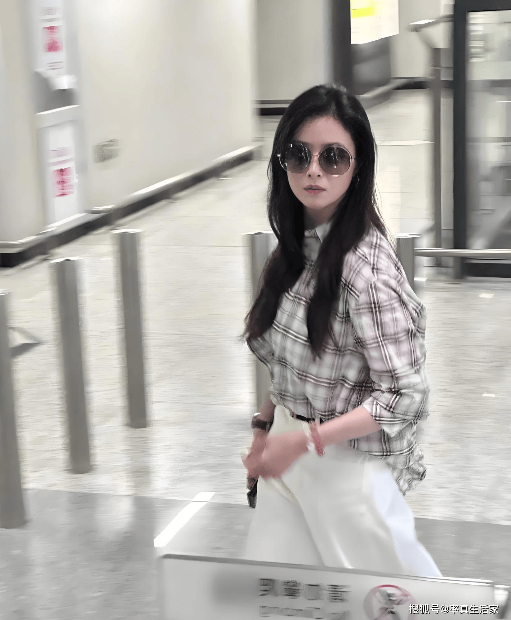 机场偶遇蒋欣!穿格纹衬衫随性又时髦,皮肤白嫩在人群里特别显眼