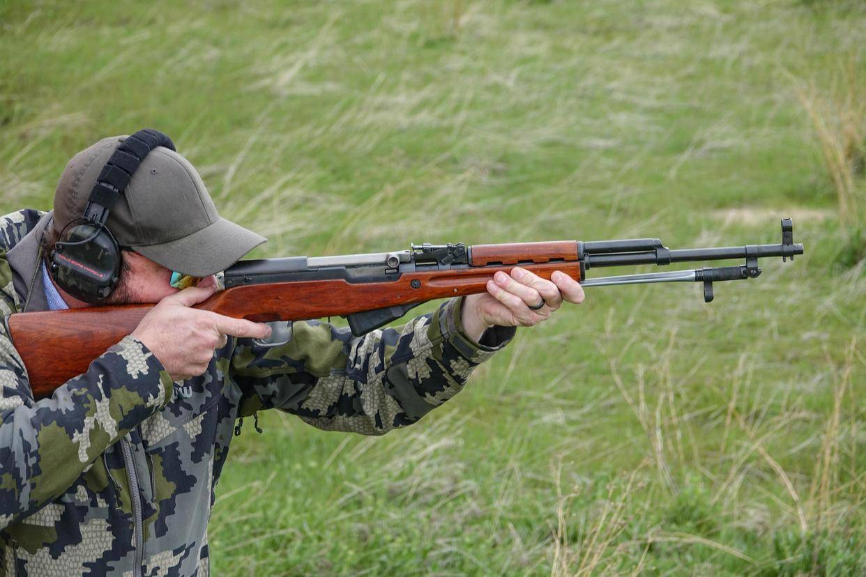 56式半自动步枪最引人注目的设计,无疑是其独特的桥夹装弹方式