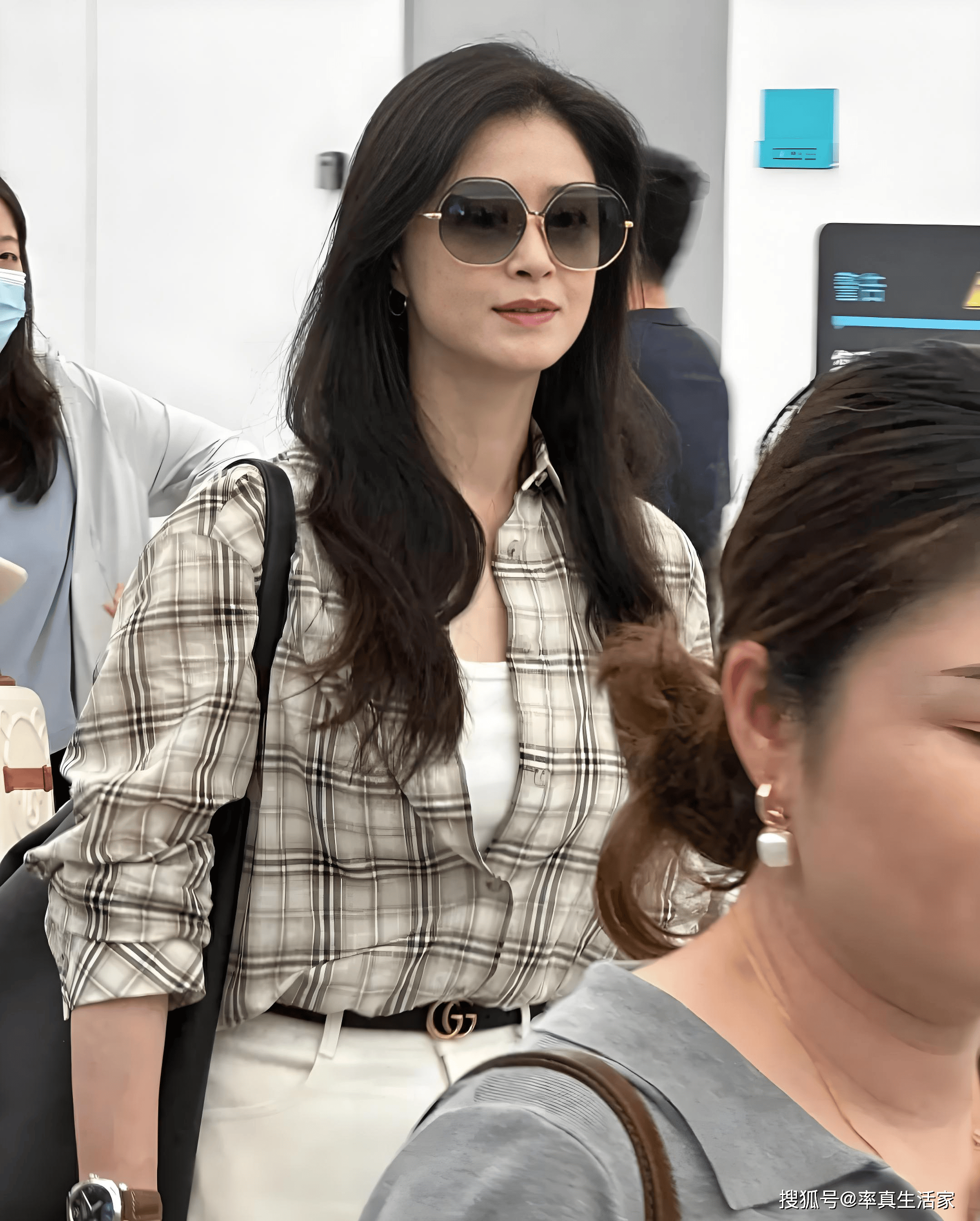机场偶遇蒋欣!穿格纹衬衫随性又时髦,皮肤白嫩在人群里特别显眼