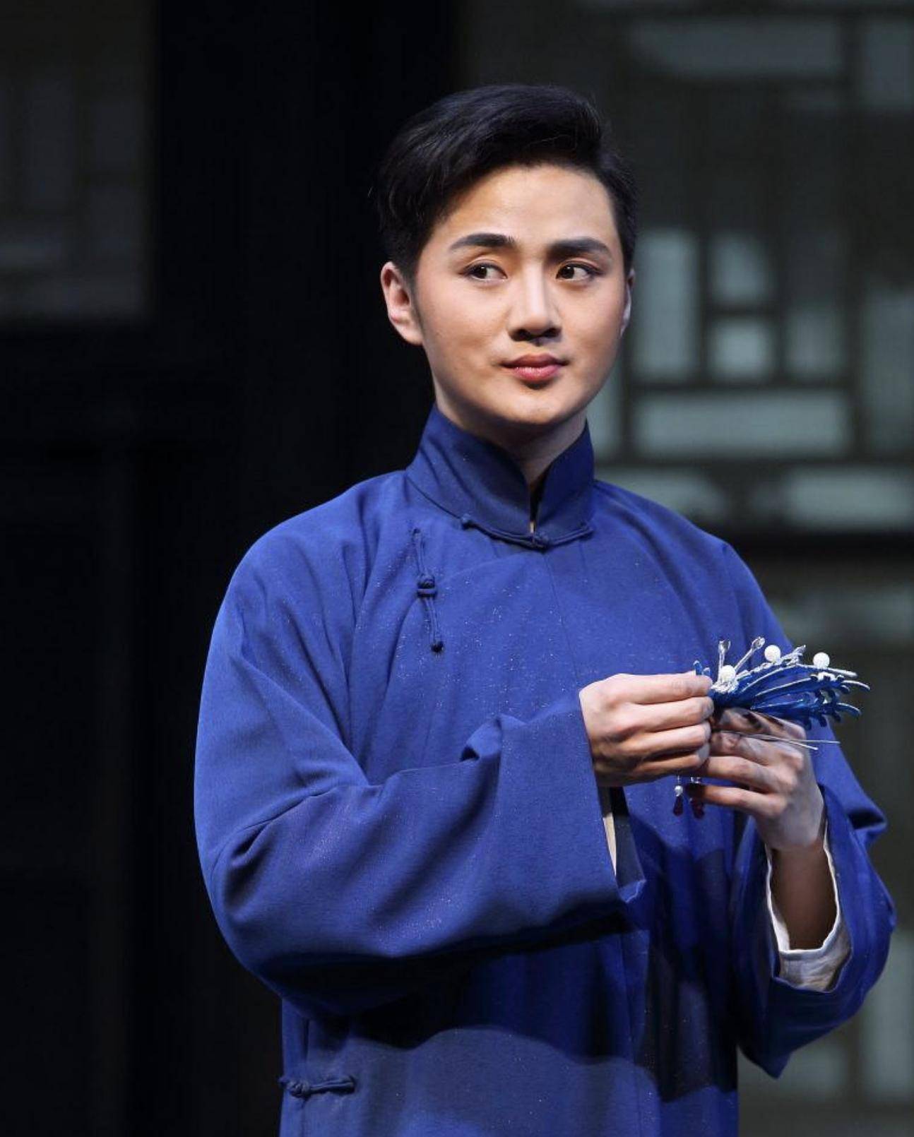 不炒作无绯闻,出道至今无差评,余少群给流量明星狠狠上了一课