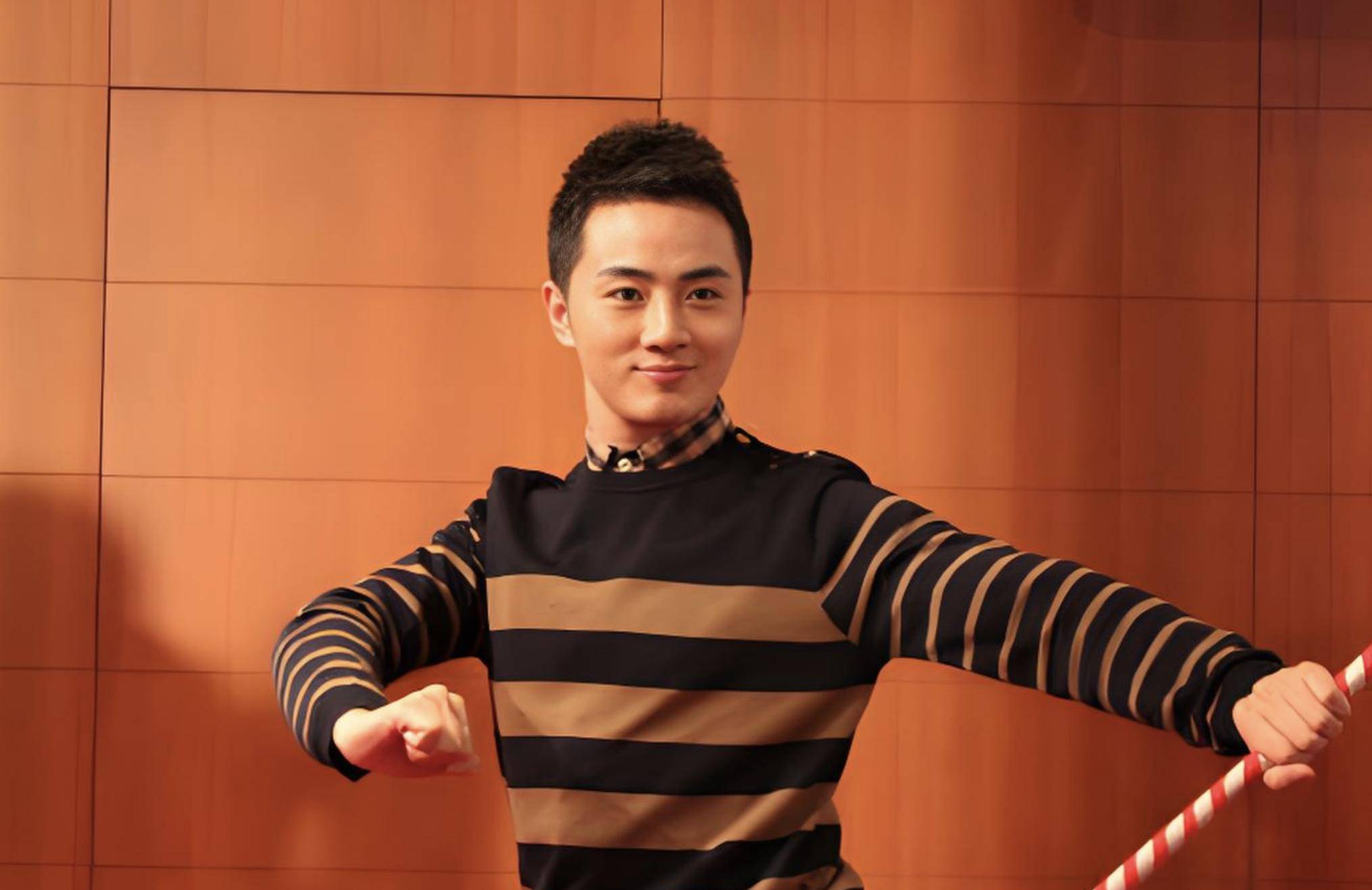 不炒作无绯闻,出道至今无差评,余少群给流量明星狠狠上了一课