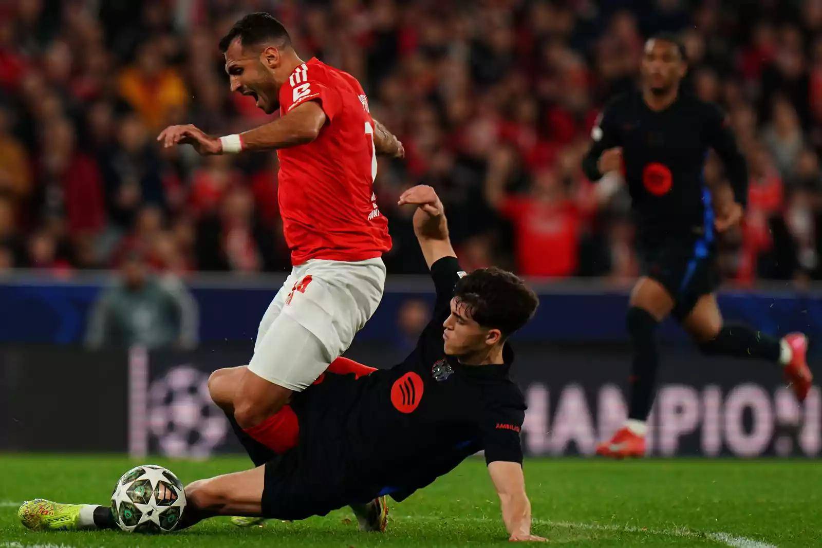 巴萨最诡异的难题,最强铁卫阿劳霍回归,防守反变天坑