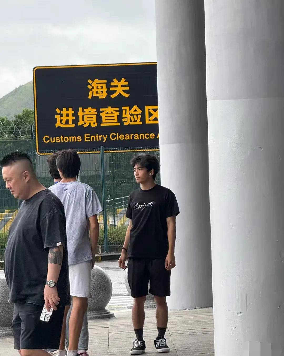 谢霆锋Lucas合照流出，父子俩一起滑雪，谢霆锋还跪地给儿子拍照