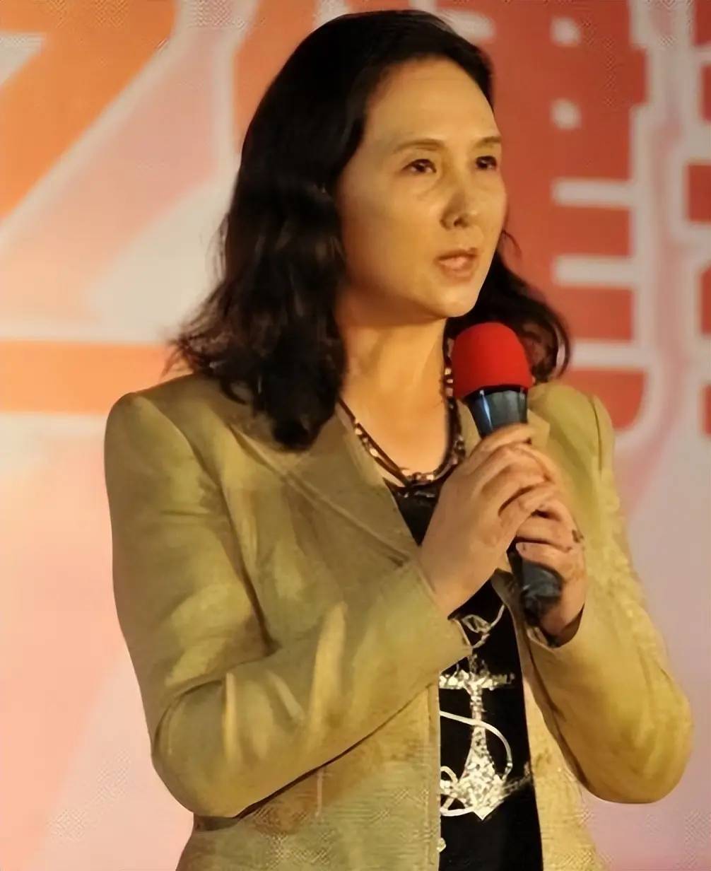 她,演一角色成名,爆火后隐退,二婚嫁富商捐百所希望小学