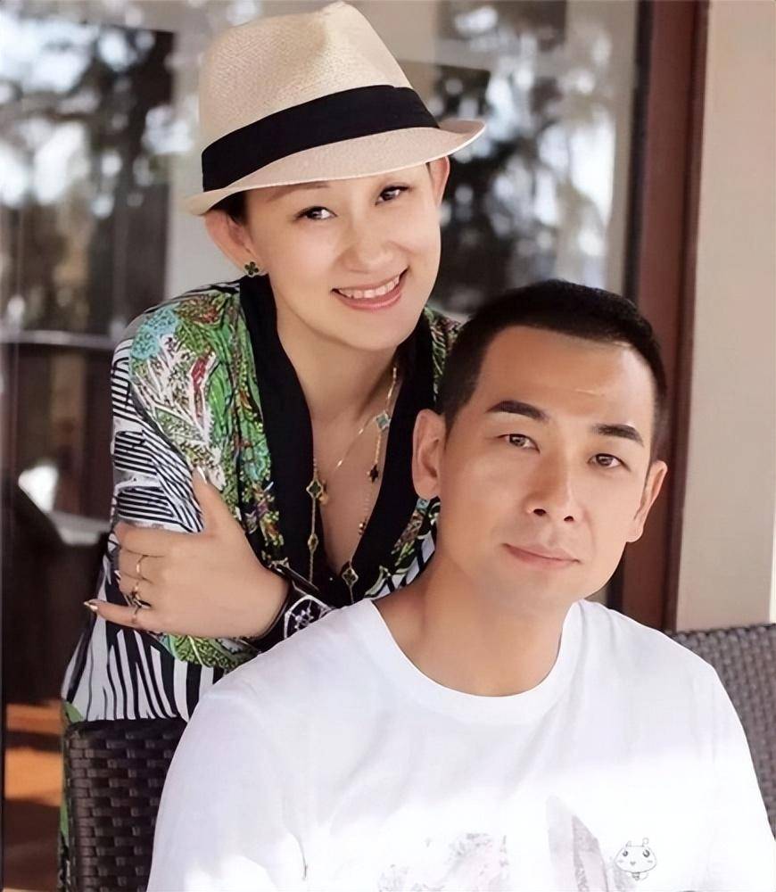 赵文卓:娶小8岁东北小丫,婚后连生三胎,现在一家五口其乐融融