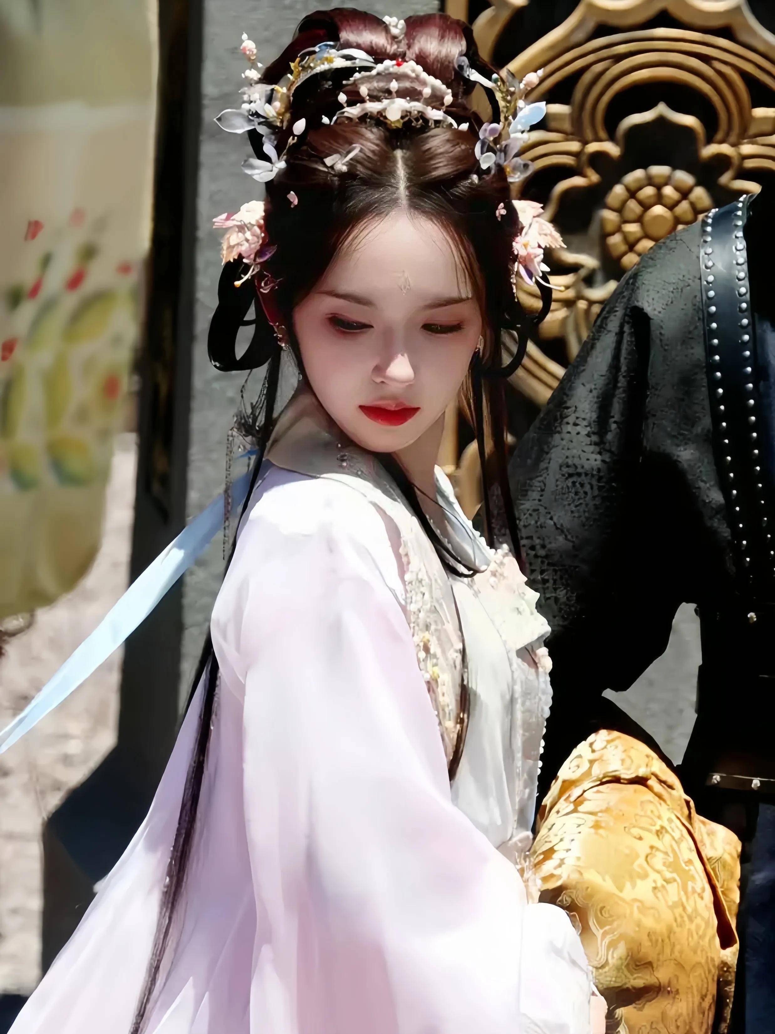 程潇新剧杀青瞬间:怀抱鲜花的少女,眼中藏着故事的仙子