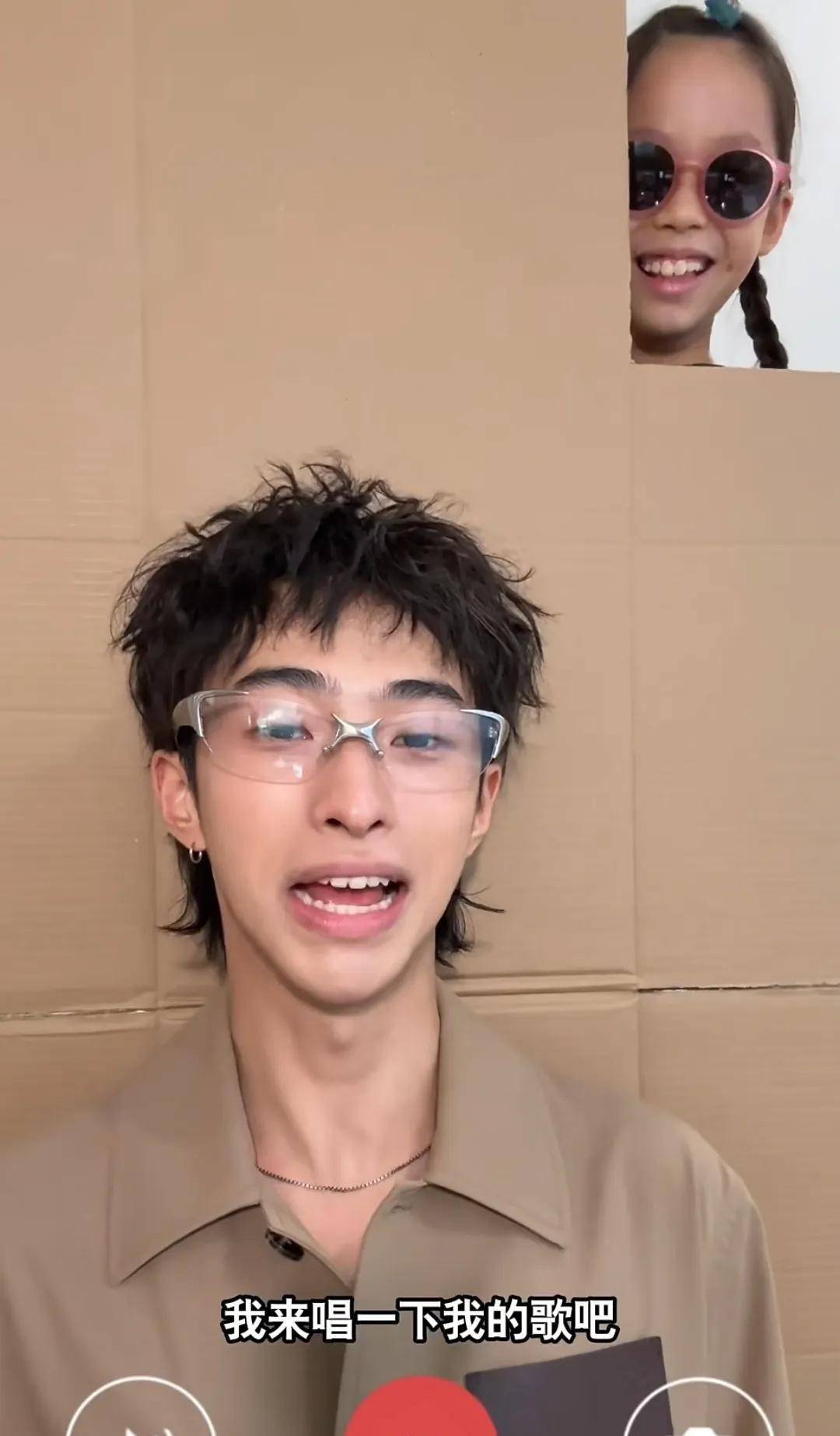 伊能静儿子女儿同框,米粒活泼可爱笑起来像爸爸,庾恩利很爱妹妹