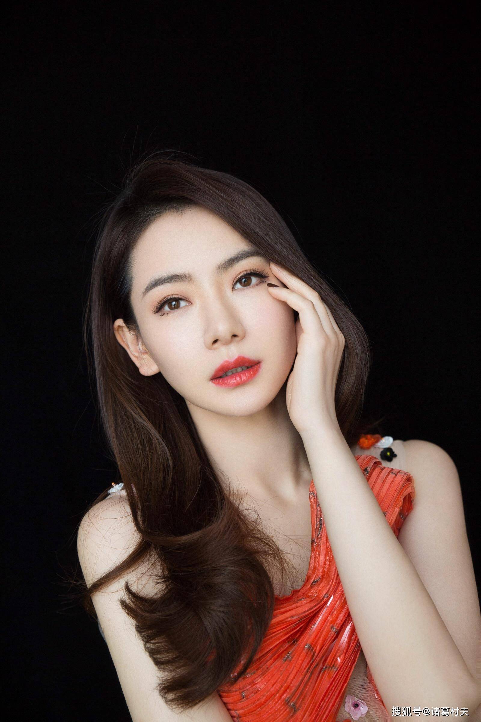 戚薇写真赏39岁了仍旧狠性感不像妈妈像少女