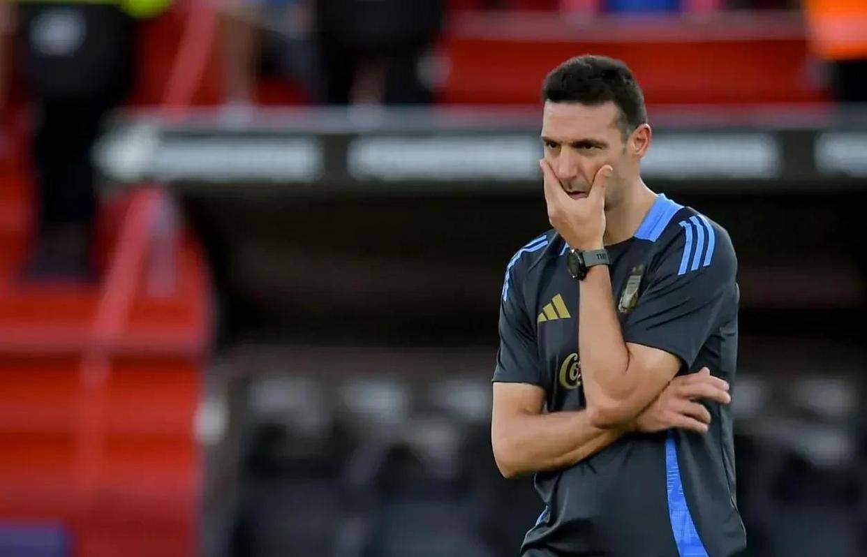 斯卡洛尼淡看冠军,世界杯后骑车摔水坑,教练转型引热议