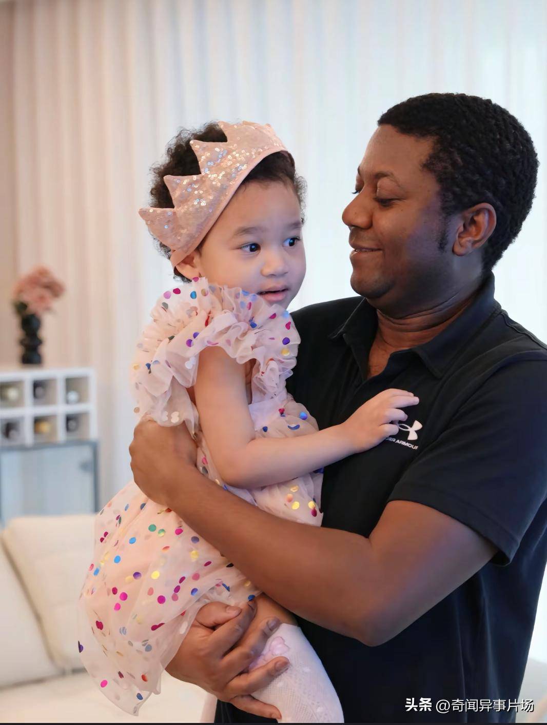 挺着八个月的孕肚,追随大15岁的非洲老公去西非,她后悔了吗?-华闻时空