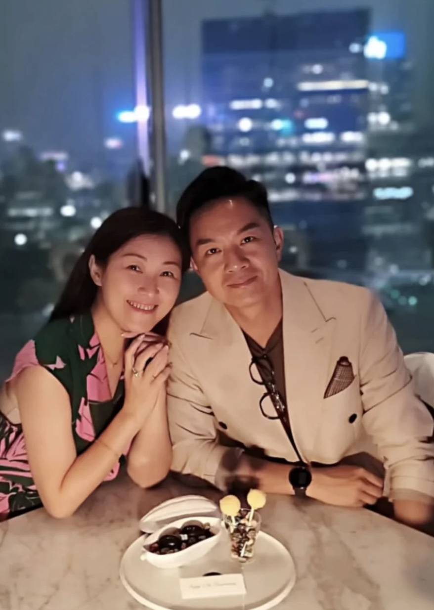 结婚十多年恩爱有加,男方擅长投资身家过亿