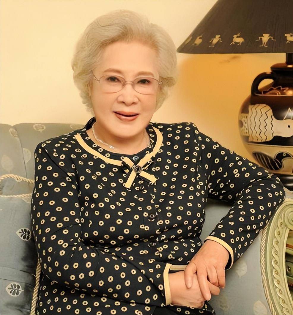 98岁秦怡曾被母亲逼婚养12口人,被丈夫儿子打骂,与女儿形同陌路