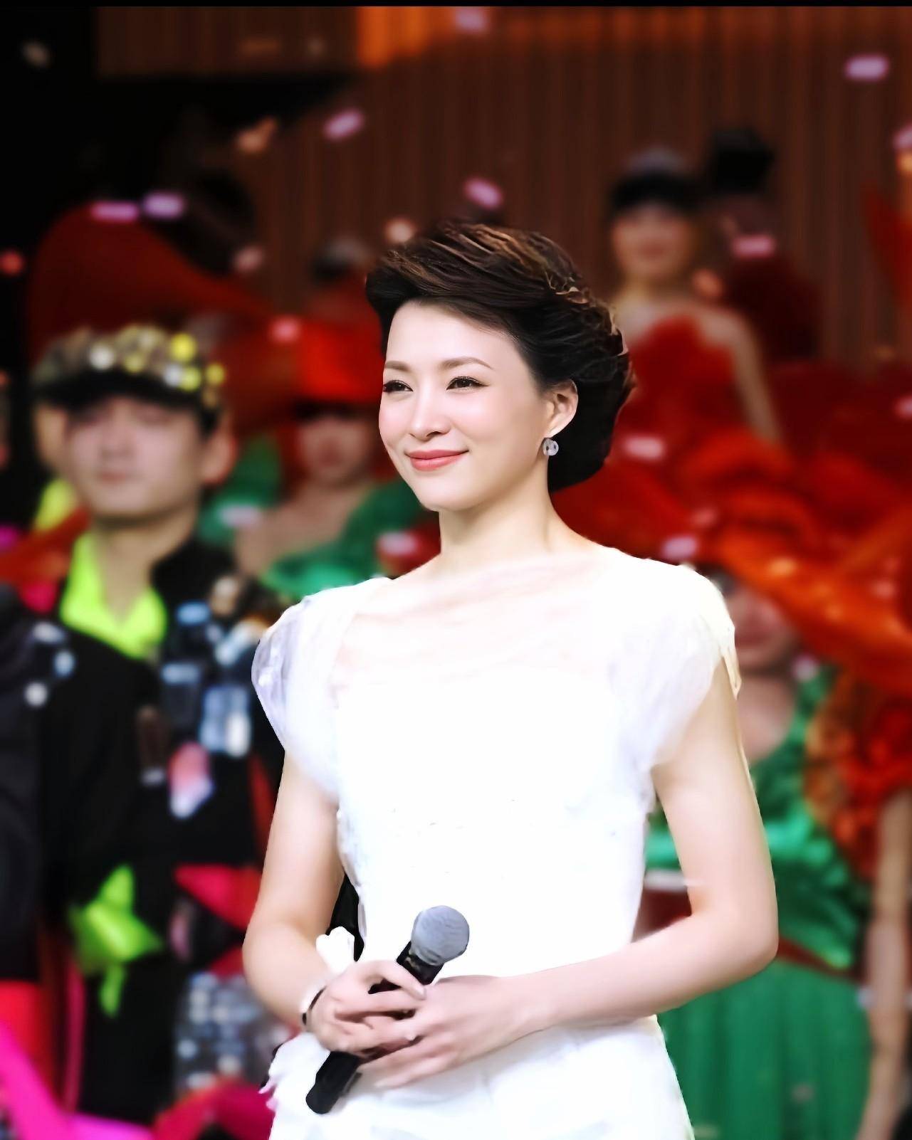 备受瞩目的抗战胜利周年晚会主持人董卿她凭