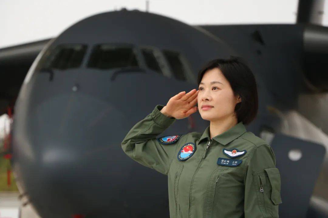 阅兵最帅女机长谭红梅上校,曾驾驶6种机型,执行过各项重大演训任务