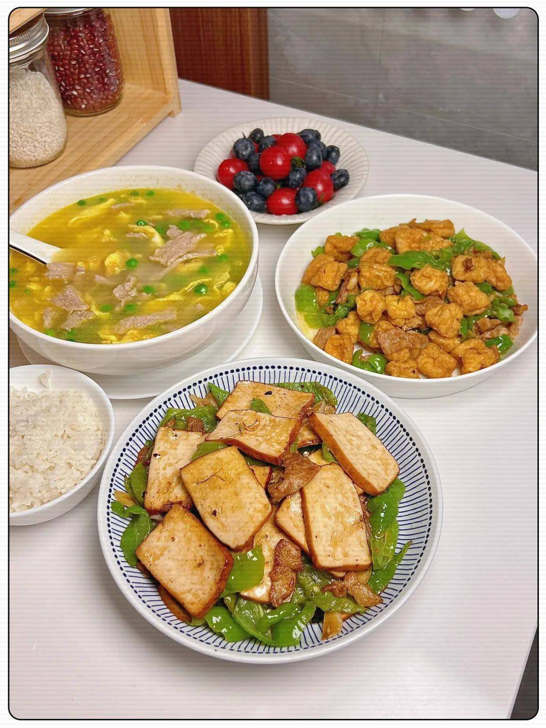 豆腐番茄炒蛋➕四季豆炒肉➕腊味合蒸➕炖鸡汤干锅鸡翅虾➕西