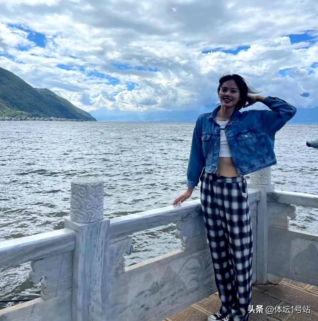 中国女排被淘汰后,龚翔宇在泰国开心逛街被批,球迷:学学老女排