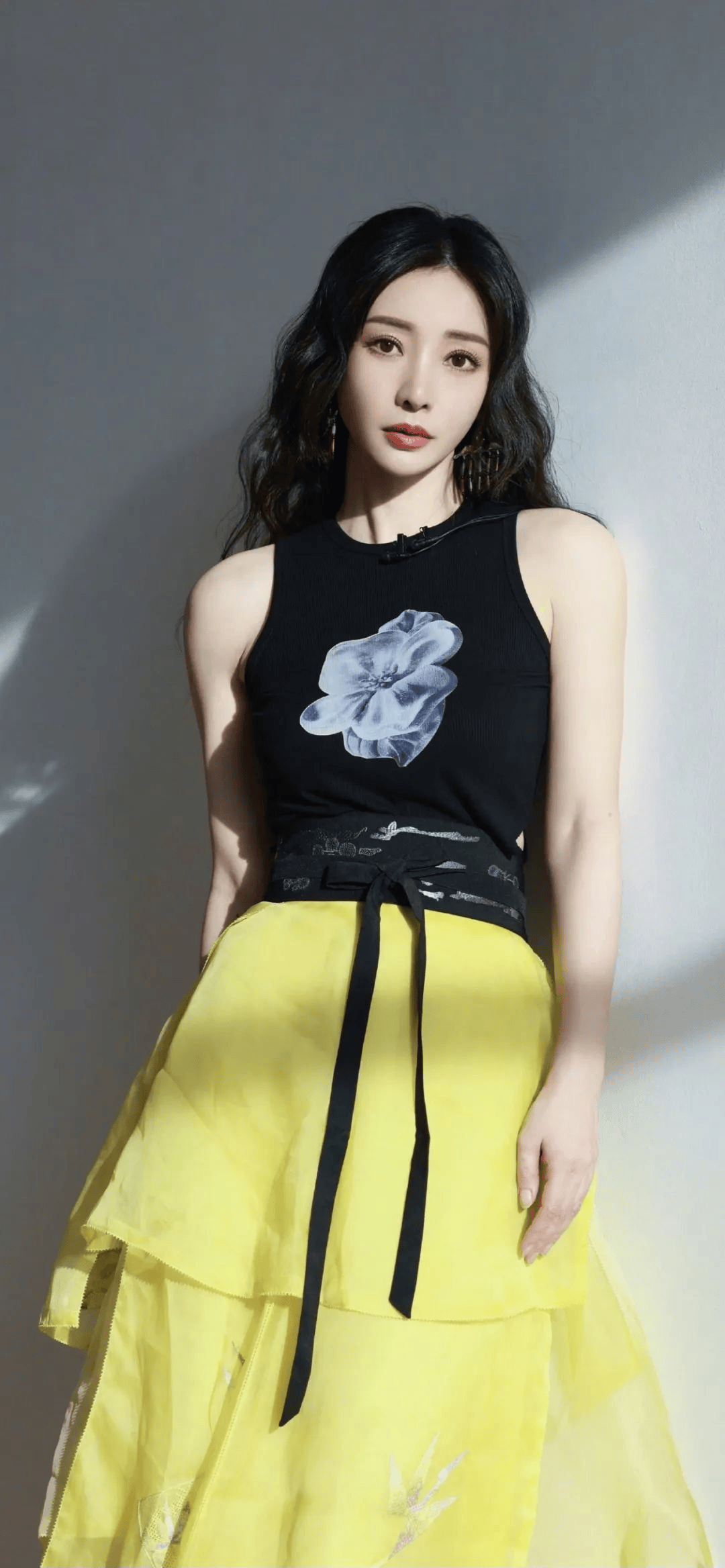 柳岩美女壁纸秋日纯美街拍写真性感女神