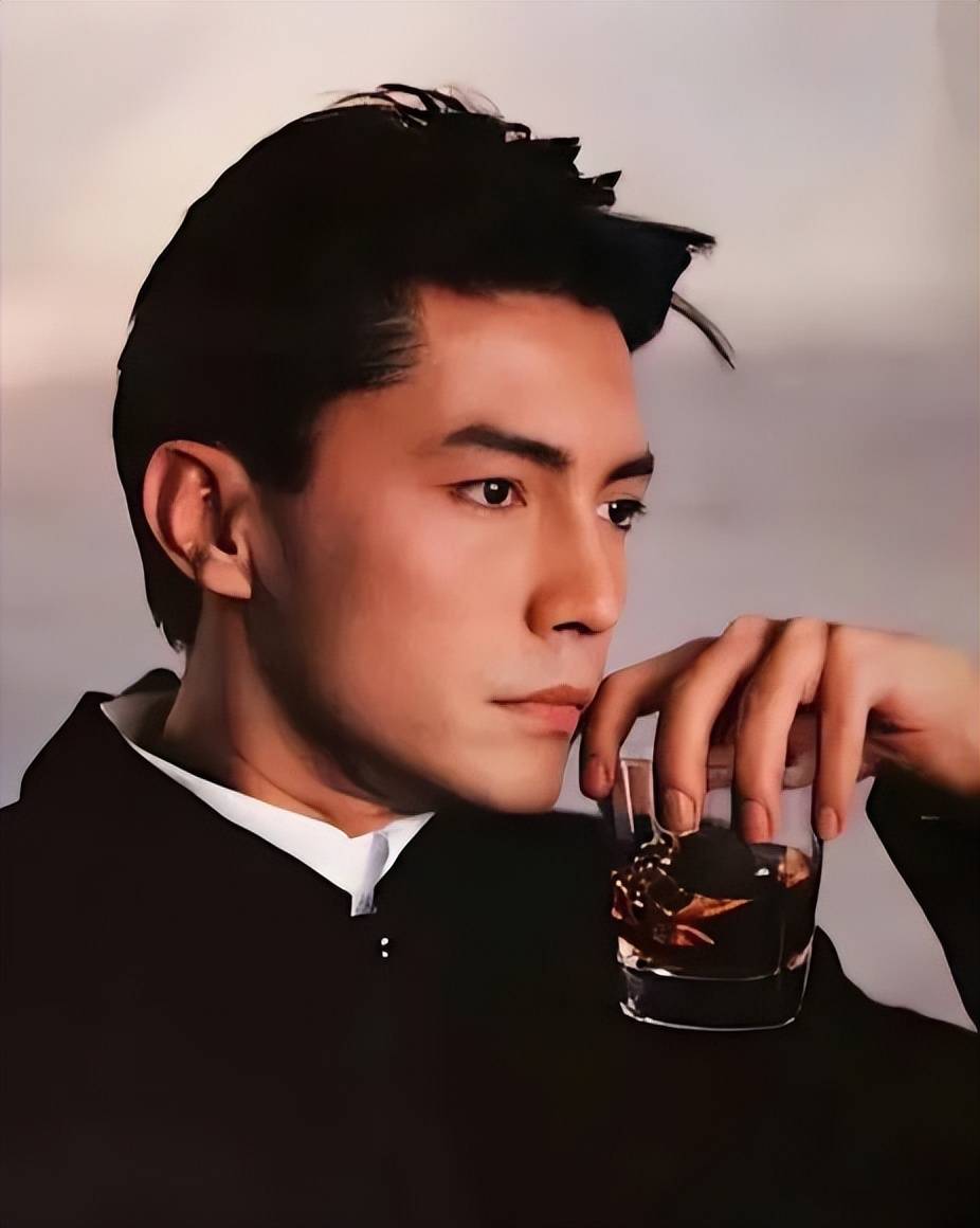 "亚洲第一美男"尊龙:出生没见过父母,红遍中国后突然消失