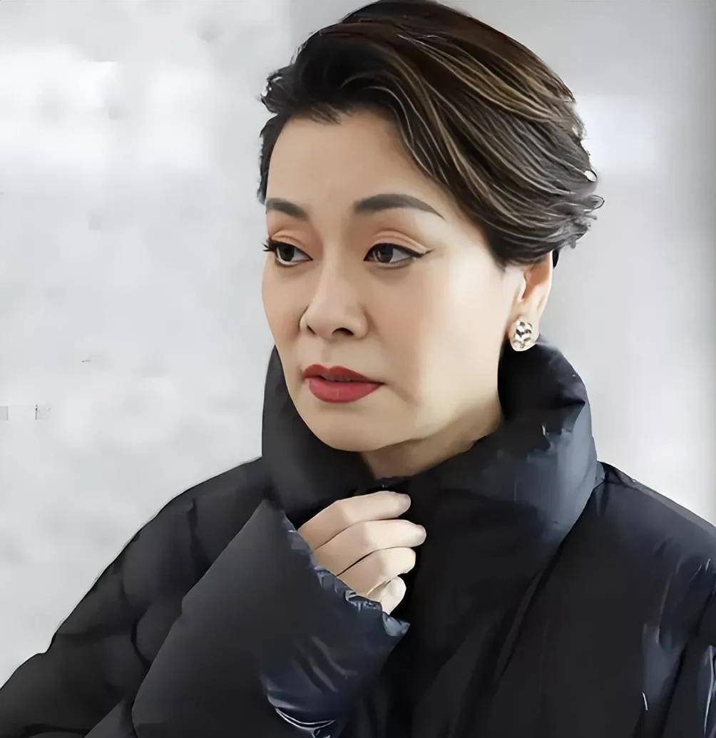 毛阿敏自断260亿豪门路:退400万,卖路虎背后的清醒与孤勇