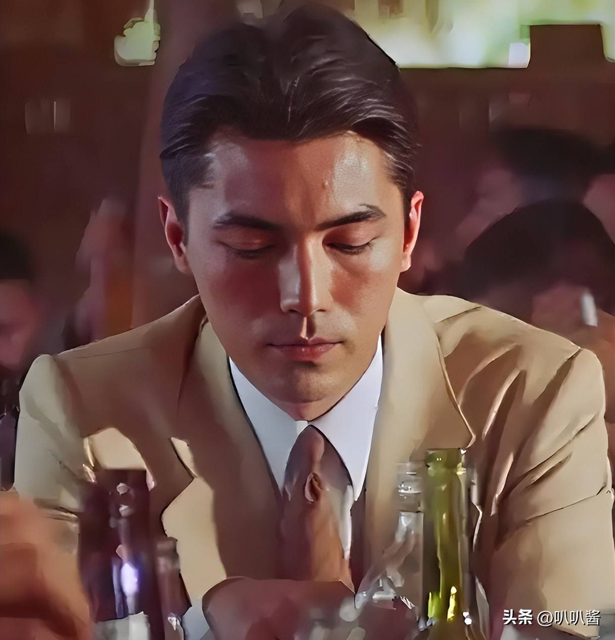 当媒体追问独身是否遗憾,他笑指满地松果:"看,这些都是我的孩子