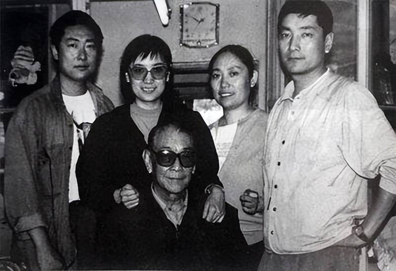 二人育有四个子女,长女谢绵早年定居加拿大,长子谢钢及小儿子谢平长年