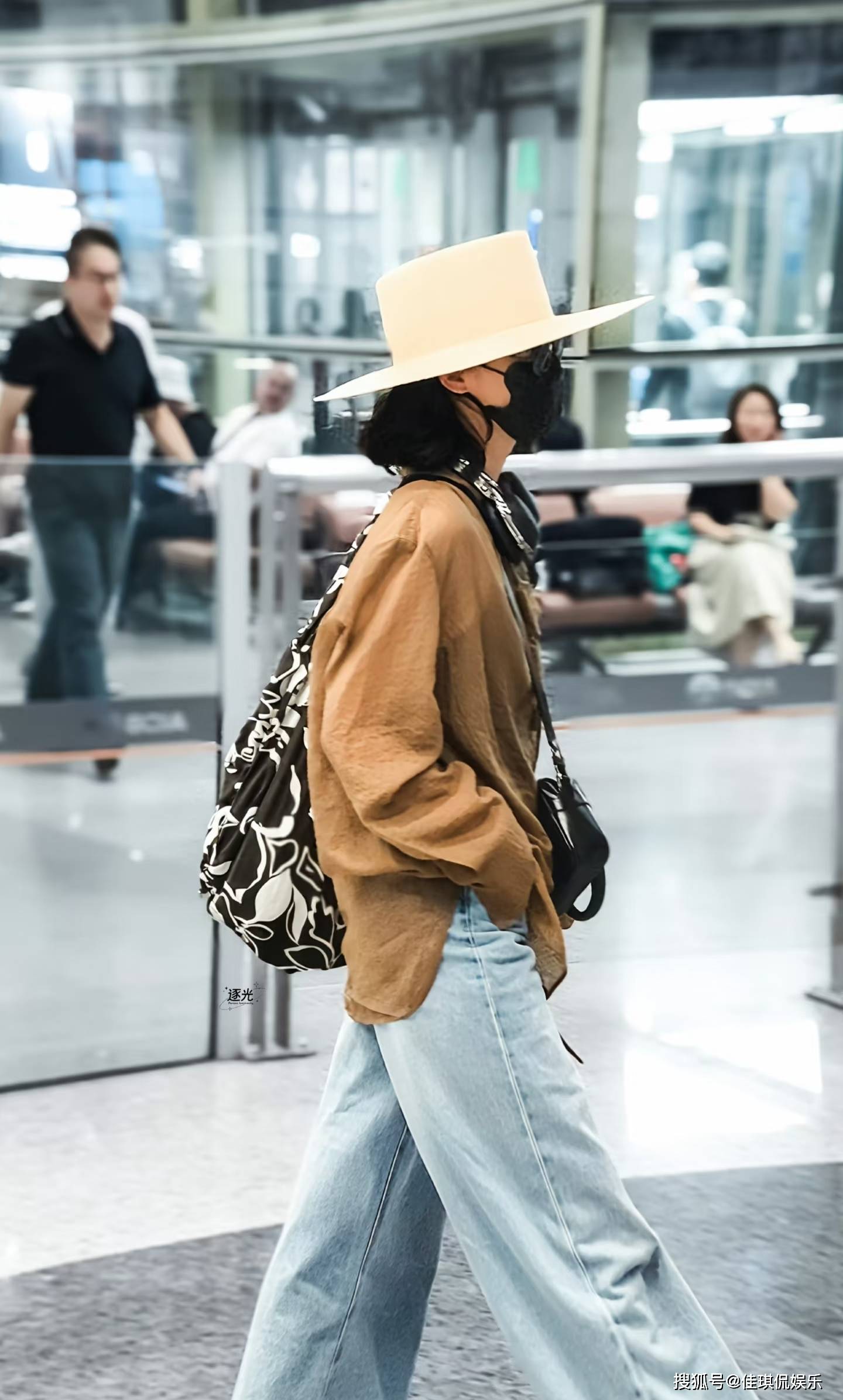 辛芷蕾回国穿搭分享,棕色上衣搭配牛仔裤很松弛,大花气场稳了