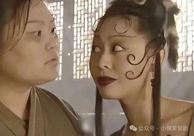 薛素珊完全抛却形象包袱:撒尿标记领地时像真正的狐狸般撅臀,勾引龙