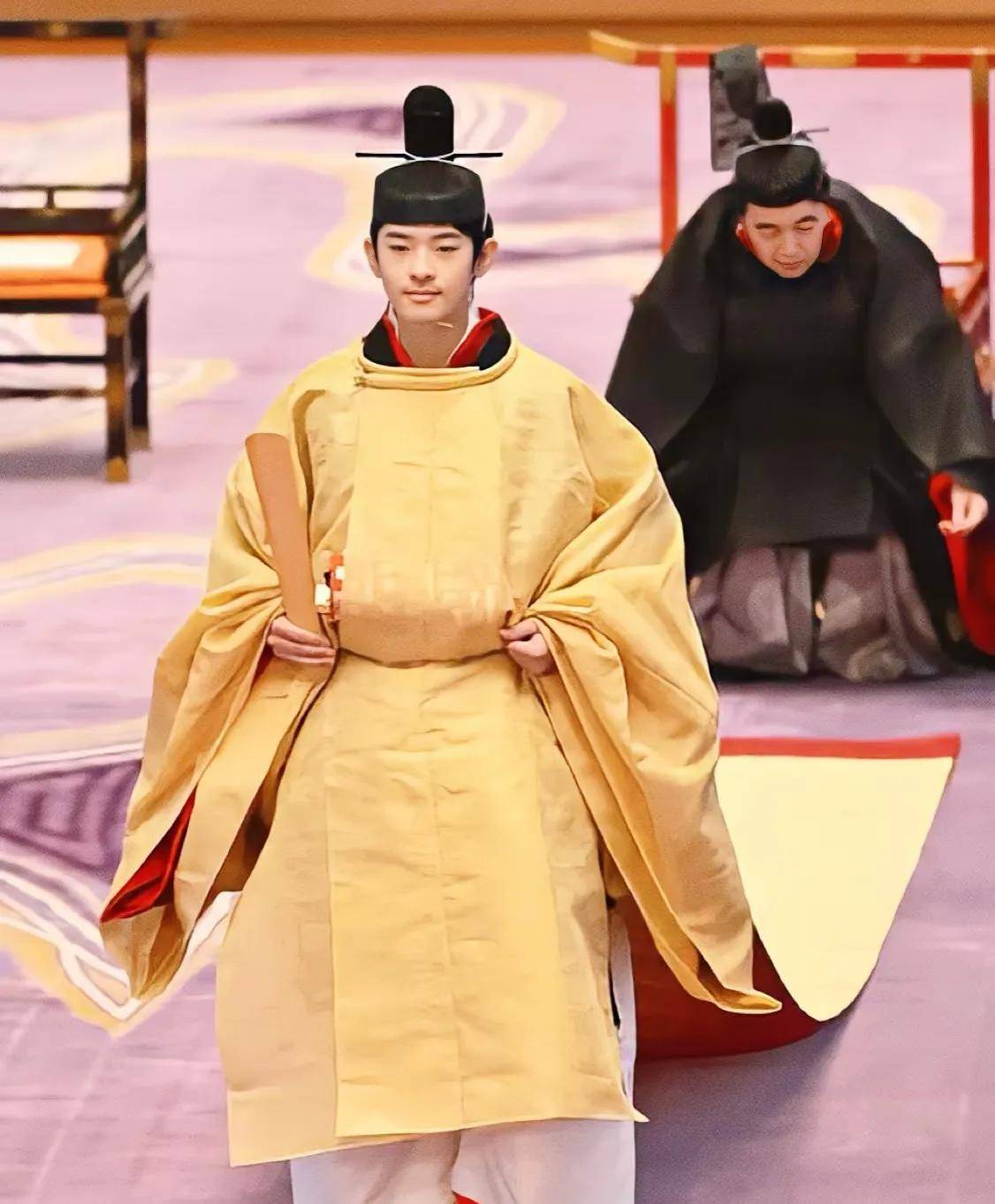 日本悠仁亲王成年礼!连换四套衣服变帅气了,却被爱子公主抢风头