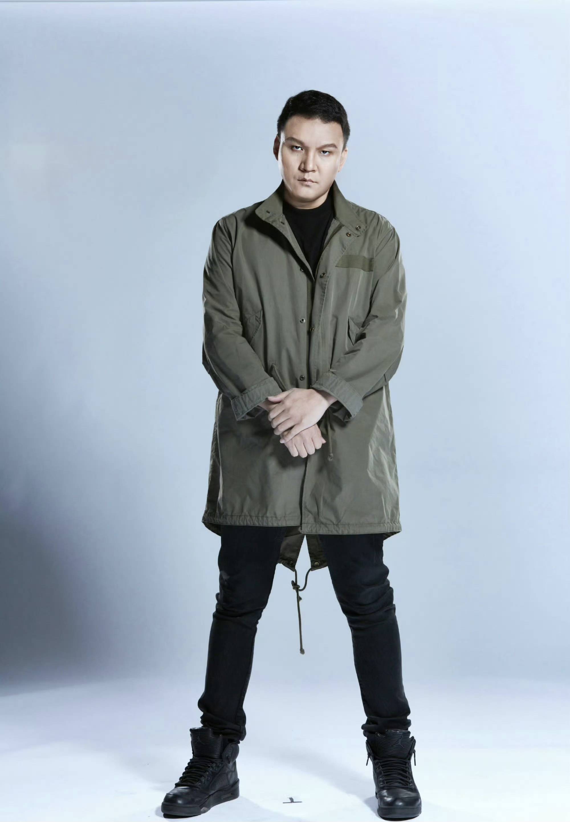 车澈"失控"夜:搂抱乃万,当街小便与突如其来的离婚官宣