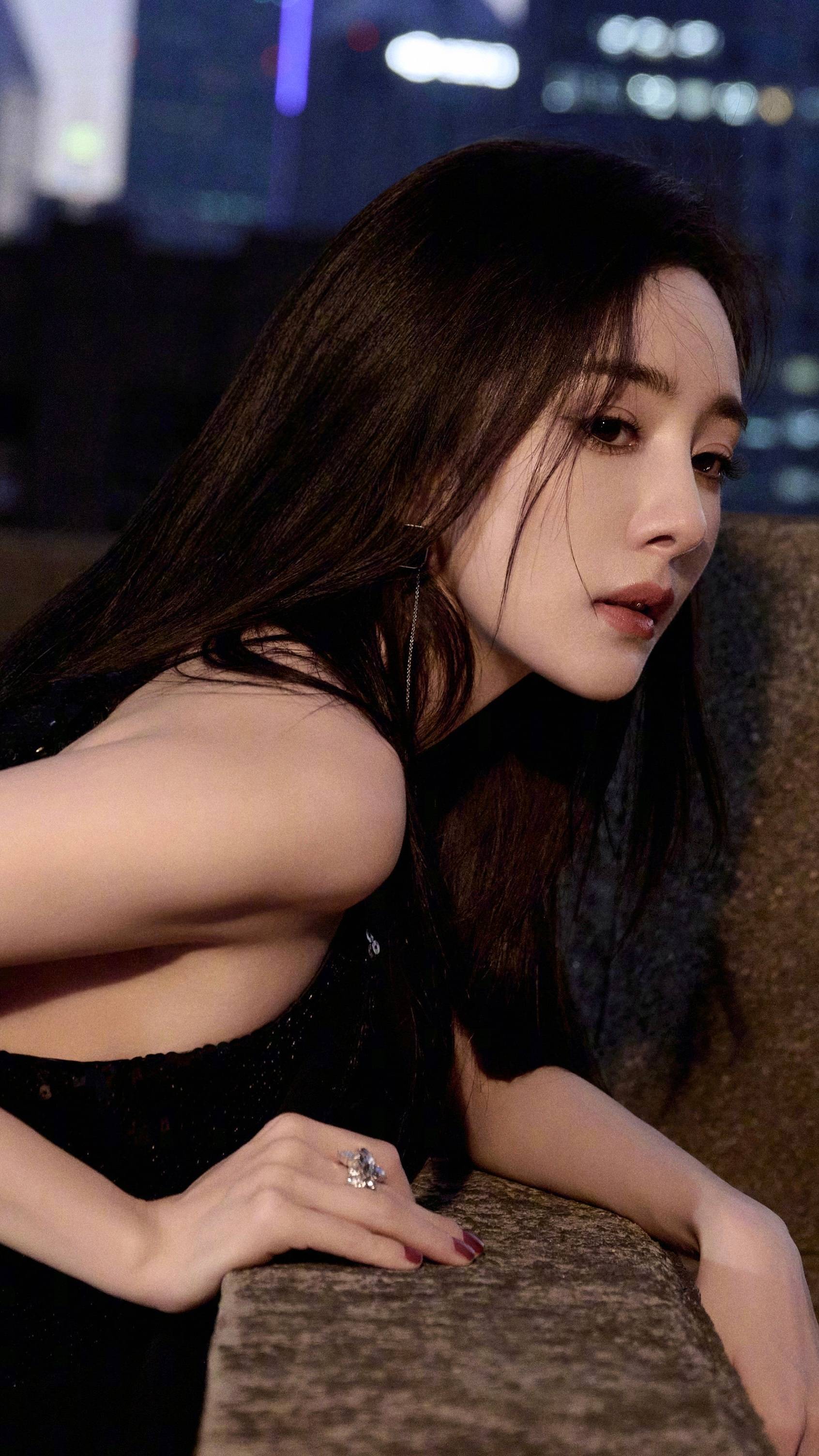 杨幂暗夜黑裙顶级魅惑,大长腿开衩到腰,网友见了狂喊老公