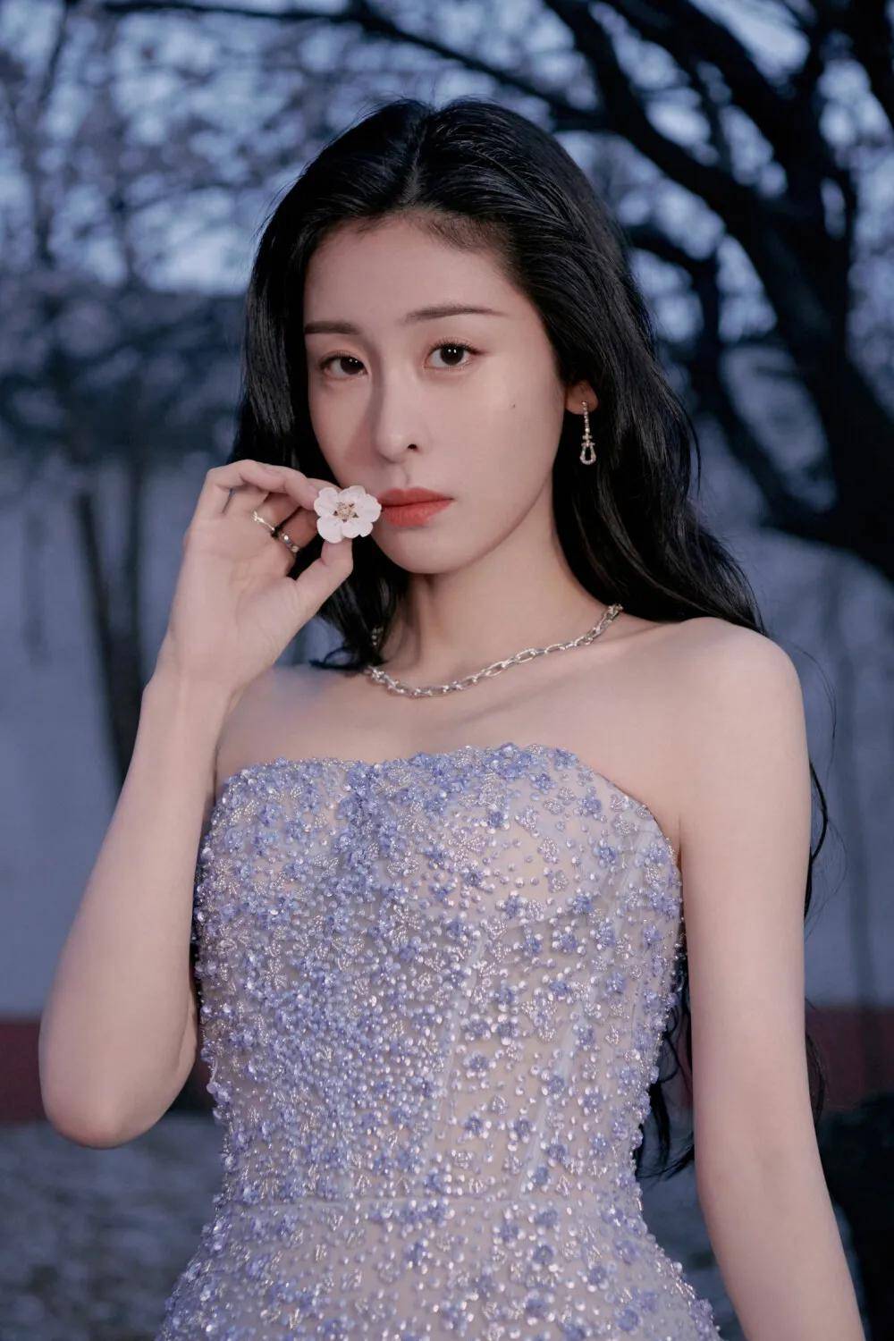 "人生赢家"张碧晨:赴韩出道被赶出宿舍,后靠能力成歌坛巨星